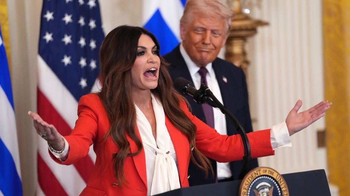 Președintele Donald Trump a confirmat că ia în calcul demiterea lui Kimberly Guilfoyle din funcția de ambasador al SUA în Grecia, exprimându-și nemulțumirea față de comportamentul acesteia