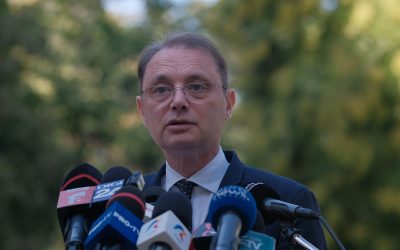 Luca Niculescu, ferm în negocieri: Nu discut cu grupări interne Premierul desemnat, Luca Niculescu, a declarat astăzi că nu va purta discuții cu grupările interne din cadrul partidelor politice, afirmând că negocierile se vor purta exclusiv cu liderii formațiunilor