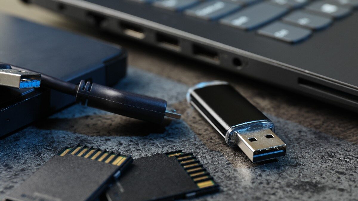 Mii de dispozitive de stocare, dispărute de la agenția britanică de informații GCHQ Mii de dispozitive de stocare, inclusiv stick-uri USB, hard disk-uri și carduri de memorie, care ar putea conține date sensibile, sunt dispărute de ani de zile de la Agenția Britanică de Comunicații Guvernamentale (GCHQ)