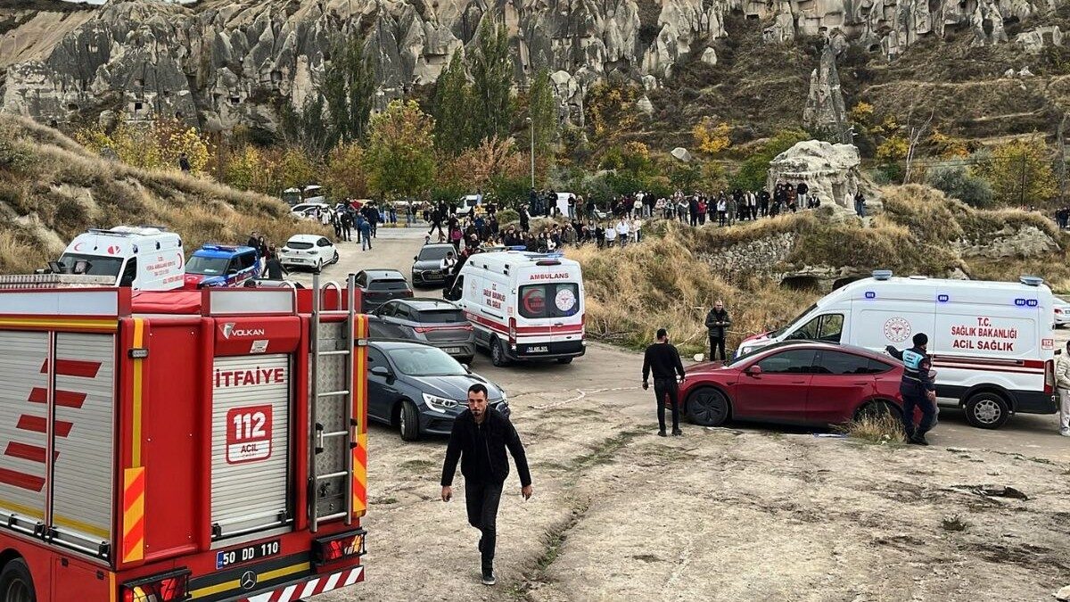 Tragedie în Cappadocia: stâncă prăbușită peste turiști, trei morți și cinci răniți O secțiune masivă a unei formațiuni stâncoase vulcanice s-a desprins brusc și s-a prăbușit joi, 29 octombrie, peste o zonă de acces pentru vizitatori în regiunea Göreme din Cappadocia, Turcia