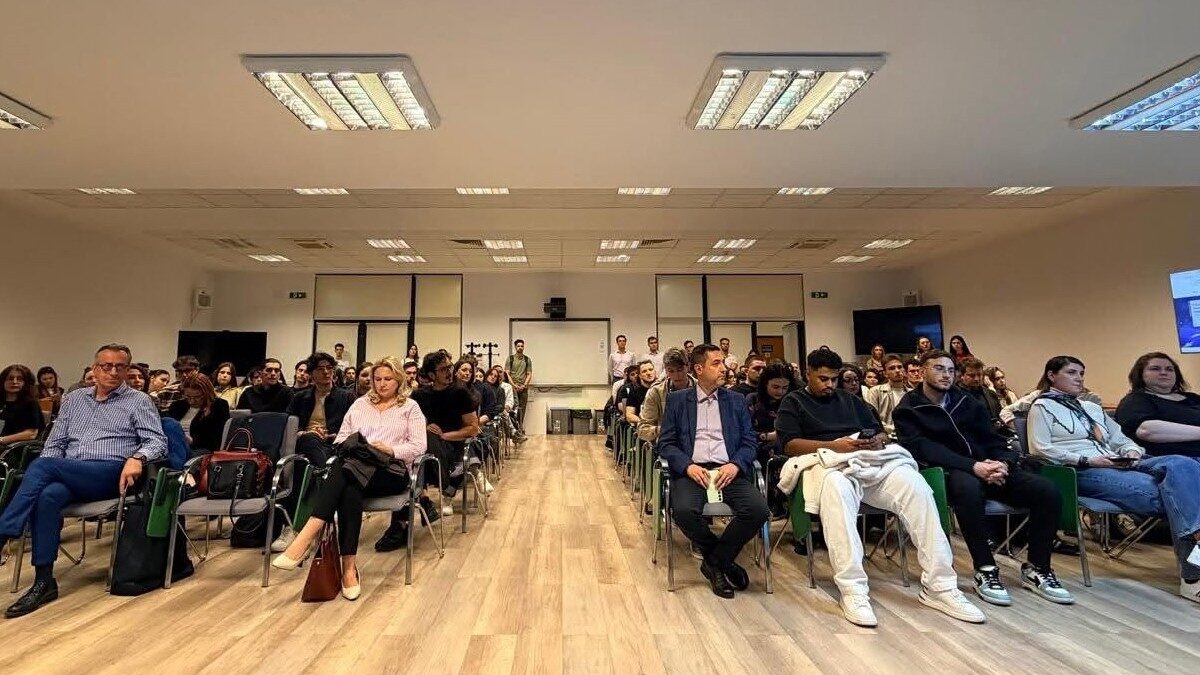 Reacții Vehemente la Apelul Președintelui Nicușor Dan: „Cele Două Realități S-au Întâlnit Deja” Apelul lansat de președintele Nicușor Dan, prin care le-a recomandat profesorilor universitari să devină activi pe rețelele de socializare pentru a se apropia de studenți, a stârnit controverse în mediul academic românesc