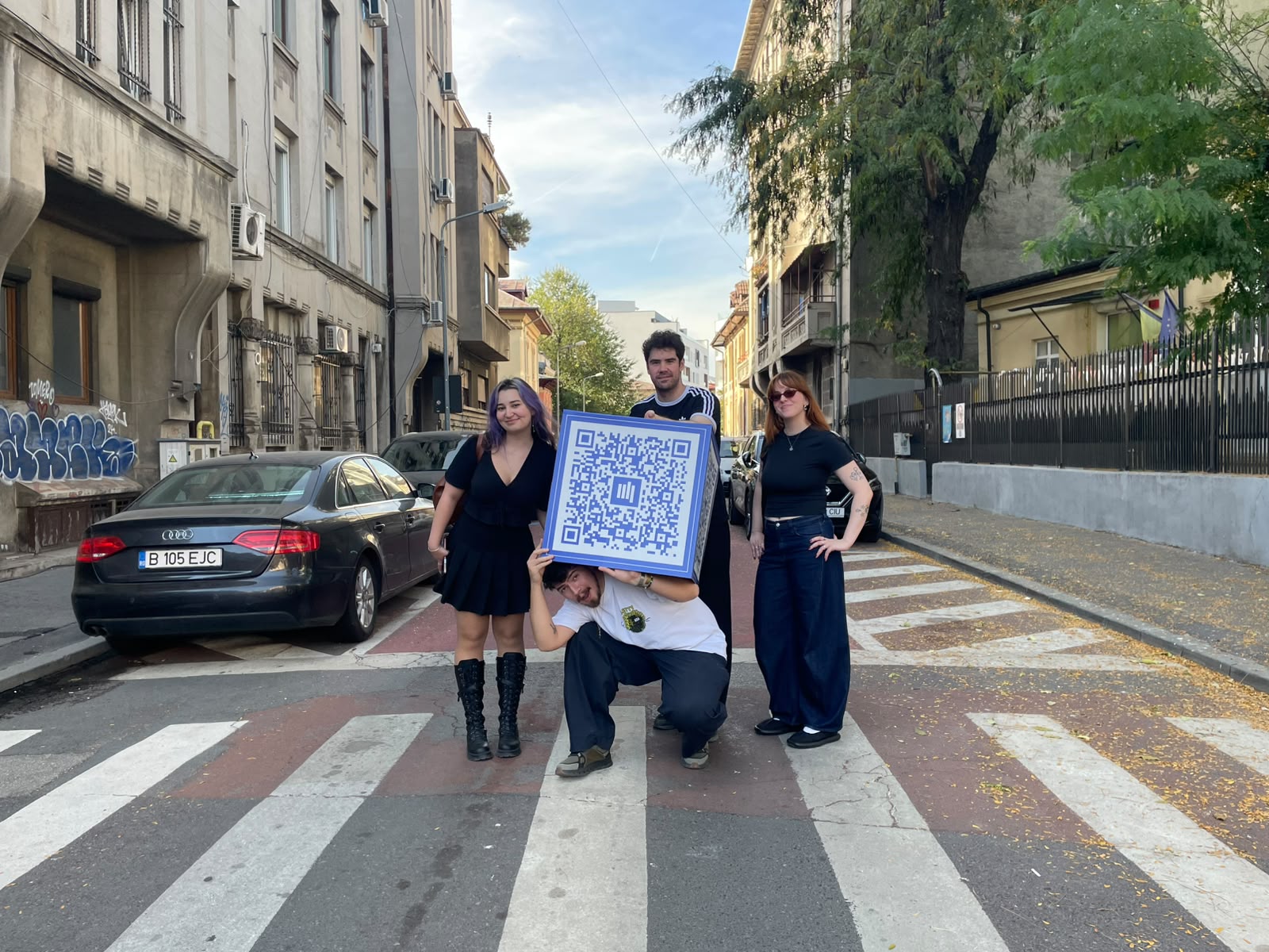 Pietoni pe roșu în București: tineri schimbă regulile jocului
