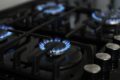 România se confruntă cu o situație alarmantă pe piața energetică, conducând detașat clasamentul Uniunii Europene în ceea ce privește creșterea prețurilor la energie electrică și gaze naturale în prima jumătate a anului 2026, comparativ cu aceeași perioadă a anului precedent