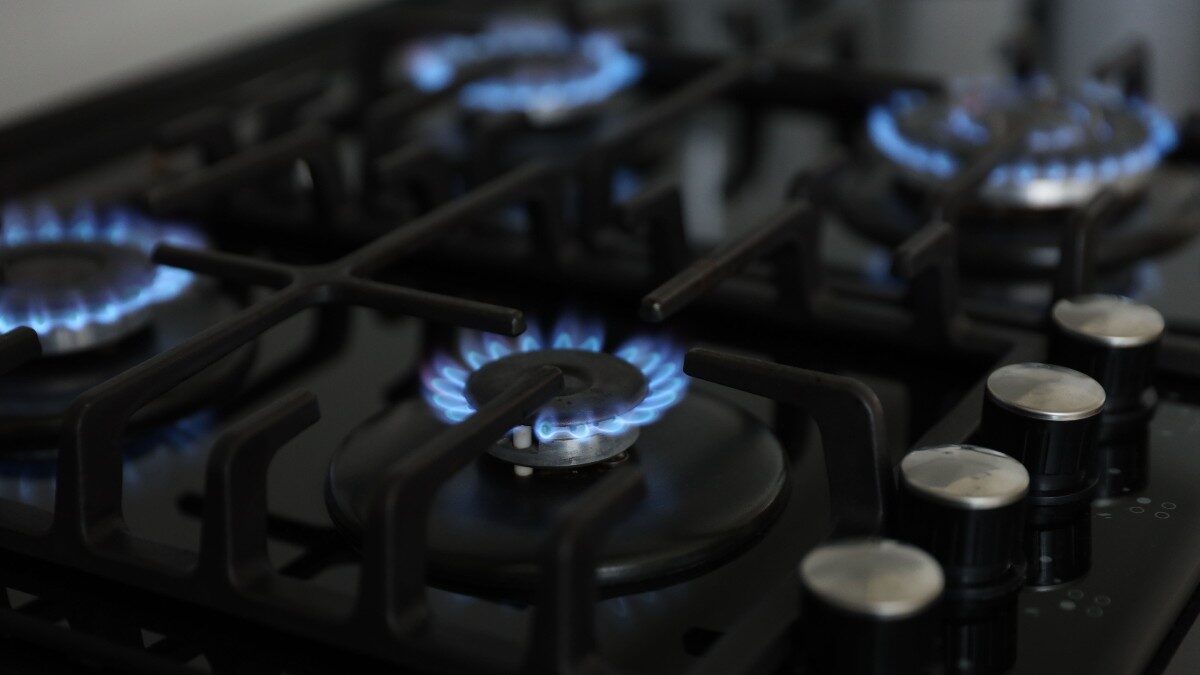 România se confruntă cu o situație alarmantă pe piața energetică, conducând detașat clasamentul Uniunii Europene în ceea ce privește creșterea prețurilor la energie electrică și gaze naturale în prima jumătate a anului 2026, comparativ cu aceeași perioadă a anului precedent