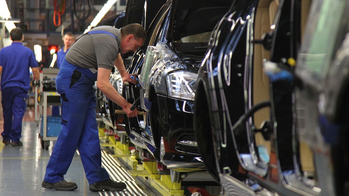 Mercedes-Benz pregătește un nou program de plecări voluntare pentru angajații din administrație, dezvoltare și departamentul financiar, care va include, pentru prima dată, și persoane aflate în funcții de conducere