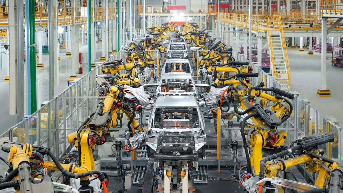 Constructorii auto chinezi își mută producția pe continentul european, adaptându-se rapid la schimbările din piață și la politicile Uniunii Europene