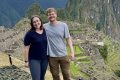 Cuplu britanic, campioni ai călătoriilor gratuite prin îngrijirea caselor Ellen CARTER, 26 de ani, și Connor GILL, 27 de ani, au transformat conceptul de vacanță într-o aventură globală, descoperind o metodă ingenioasă de a explora 18 țări fără a cheltui sume considerabile pe cazare