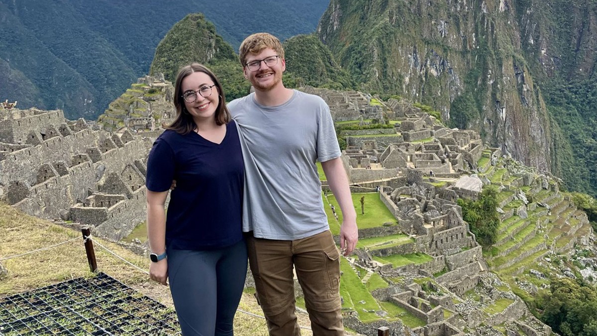 Cuplu britanic, campioni ai călătoriilor gratuite prin îngrijirea caselor Ellen CARTER, 26 de ani, și Connor GILL, 27 de ani, au transformat conceptul de vacanță într-o aventură globală, descoperind o metodă ingenioasă de a explora 18 țări fără a cheltui sume considerabile pe cazare