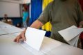Guvernul român se confruntă cu o dilemă majoră: obligația legală de a stabili date pentru alegeri parțiale în 35 de localități unde mandatele primarilor au încetat, dar impediments create de contestațiile în instanță, precum cea a primarului Timișoarei, Dominic Fritz, blochează acest proces