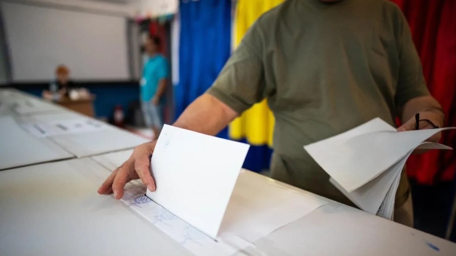 Guvernul român se confruntă cu o dilemă majoră: obligația legală de a stabili date pentru alegeri parțiale în 35 de localități unde mandatele primarilor au încetat, dar impediments create de contestațiile în instanță, precum cea a primarului Timișoarei, Dominic Fritz, blochează acest proces