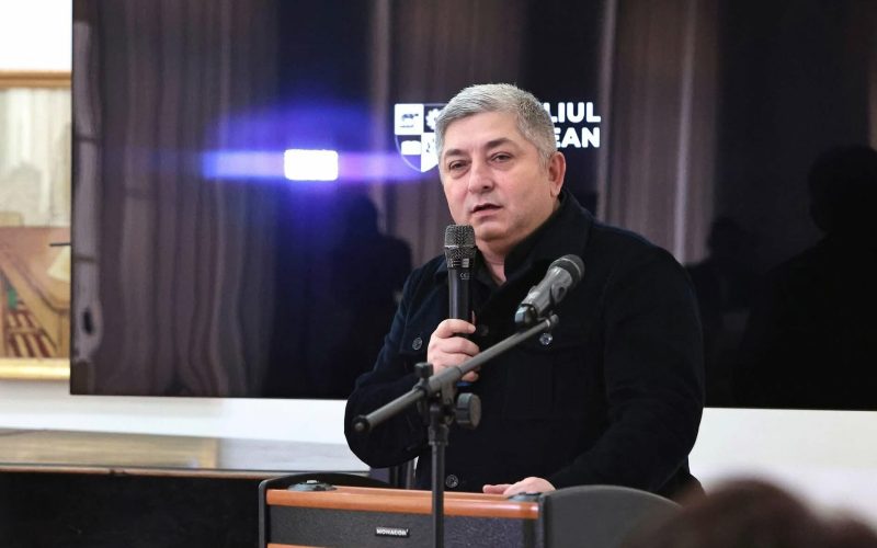 Tișe devoalează „linia roșie” dintre politicieni și popor Președintele Consiliului Județean Cluj, ALIN TIȘE (PNL), a lansat o nouă critică la adresa clasei politice românești, denunțând existența unor „linii roșii” invocate de partide și parlamentari în ultimele luni