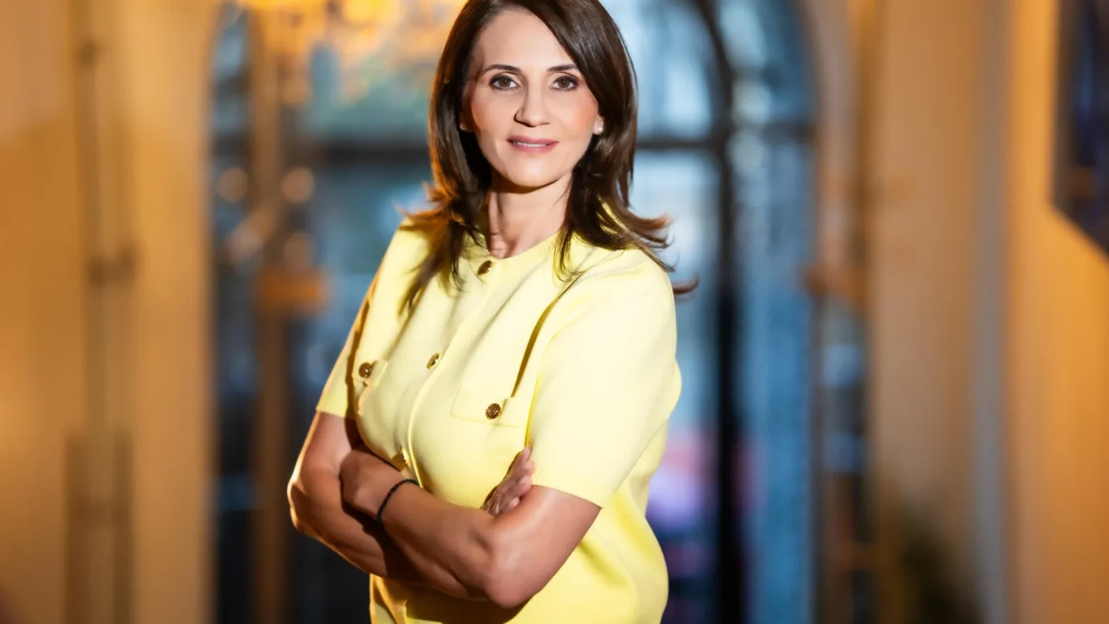 Anca Alexandrescu, realizatoare emisiunii „Culisele Statului Paralel”, a lansat acuzații grave legate de creșterea violenței în Europa, corelând atacul recent din Bistrița cu un discurs agresiv promovat online și în spațiul politic
