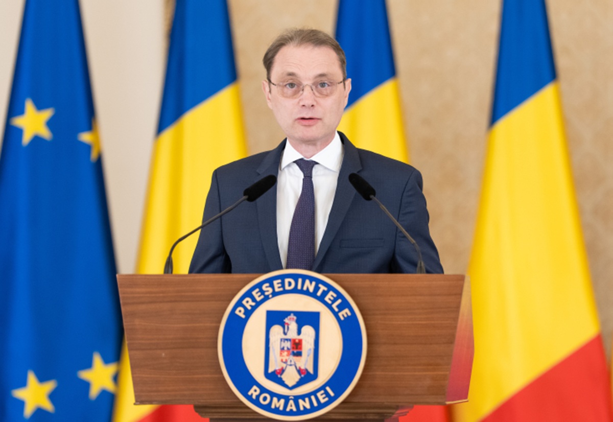 LUCA NICULESCU, SECRETAR DE STAT ȘI COORDONATOR AL ADERĂRII LA OCDE, DEZVĂLUie O SITUAȚIE FINANCIARĂ CONSERVATOARE Luca Niculescu, secretar de stat în Ministerul Afacerilor Externe și omul însărcinat cu coordonarea procesului de aderare a României la Organizația pentru Cooperare și Dezvoltare Economică (OCDE), și-a detaliat averea într-o declarație recentă, completată la 5 iunie 2024