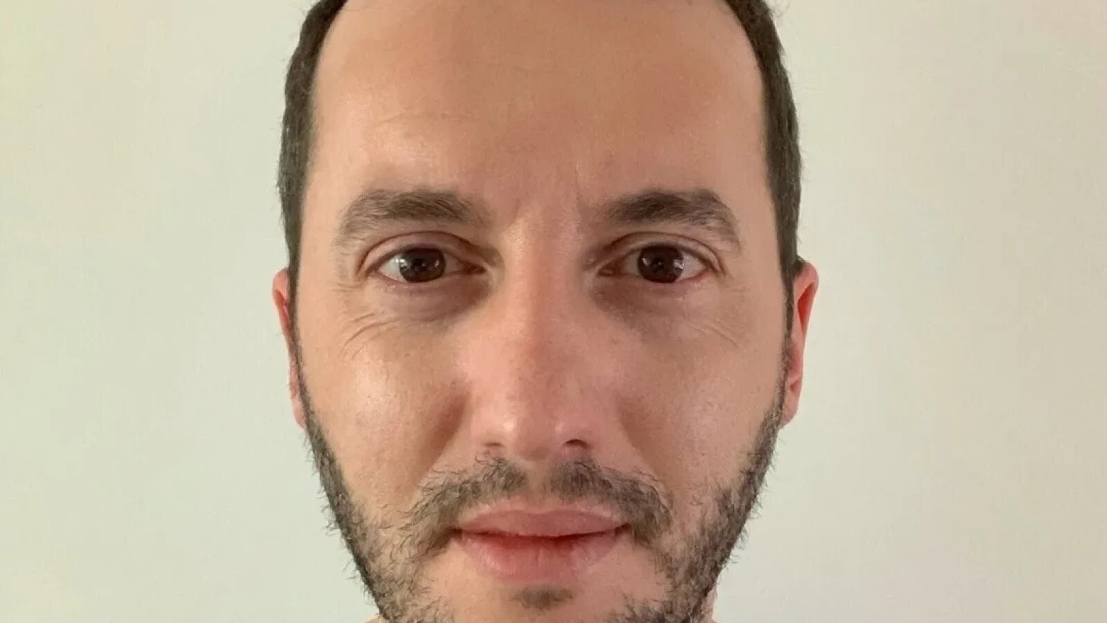 Bogdan C. Dumitru, cadru didactic la Universitatea din București și un pionier în dezvoltarea tehnologiilor Bitdefender, este vehiculat pentru preluarea conducerii viitorului Minister al Inteligenței Artificiale din Cabinetul Luca Niculescu, conform Mediafax. Nominalizarea sa ar aduce în Guvern un specialist cu aproape trei decenii de experiență în securitatea informatică și cu o carieră academică solidă în informatică și procesarea limbajului natural. Această posibilă numire reprezintă o etapă importantă în integrarea inteligenței artificiale la nivel guvernamental