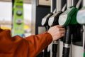 Benzina s-a scumpit ușor, luni, 5 octombrie 2026, în două lanțuri mari de alimentare din București