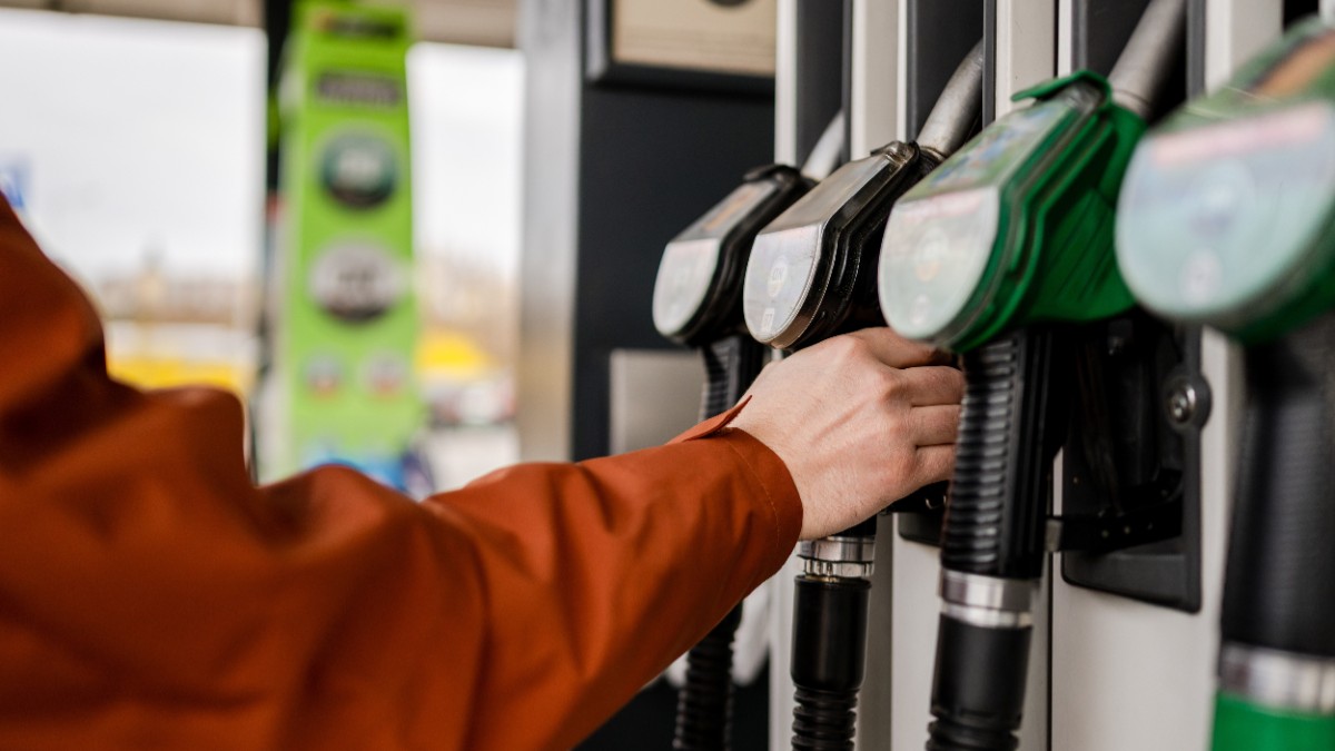 Benzina s-a scumpit ușor, luni, 5 octombrie 2026, în două lanțuri mari de alimentare din București