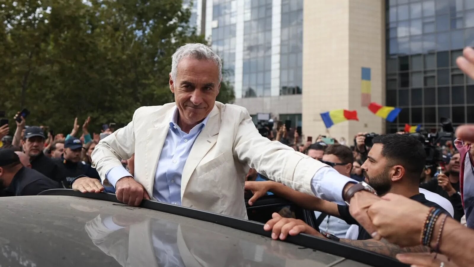 Efervescența susținătorilor lui CĂLIN GEORGESCU în fața Arestului Central din București pare să se diminueze