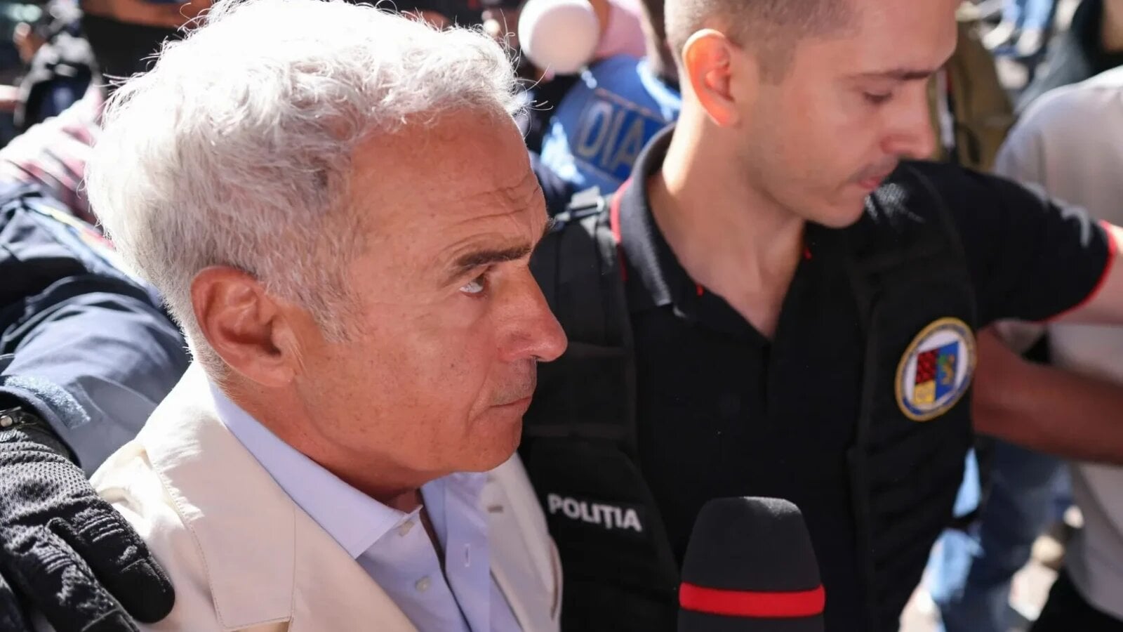 Anchetatorii DIICOT au finalizat o amplă acțiune de colectare de probe în casa lui Călin Georgescu