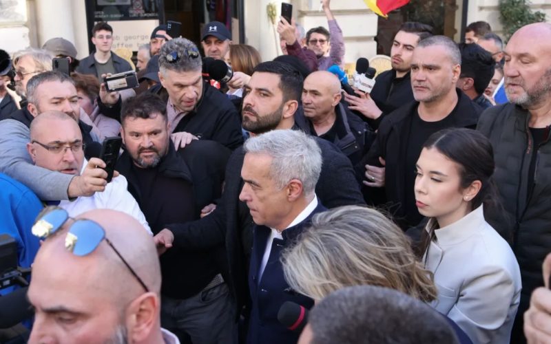 Echipa de bodyguarzi ai lui Călin Georgescu, redusă drastic după arestare Echipa de securitate, estimată la aproximativ 12 bodyguarzi, care îl însoțea constant pe Călin Georgescu, a fost redusă la doar trei agenți după arestarea politicianului și instituirea sechestrului asupra unor sume de bani din conturile sale