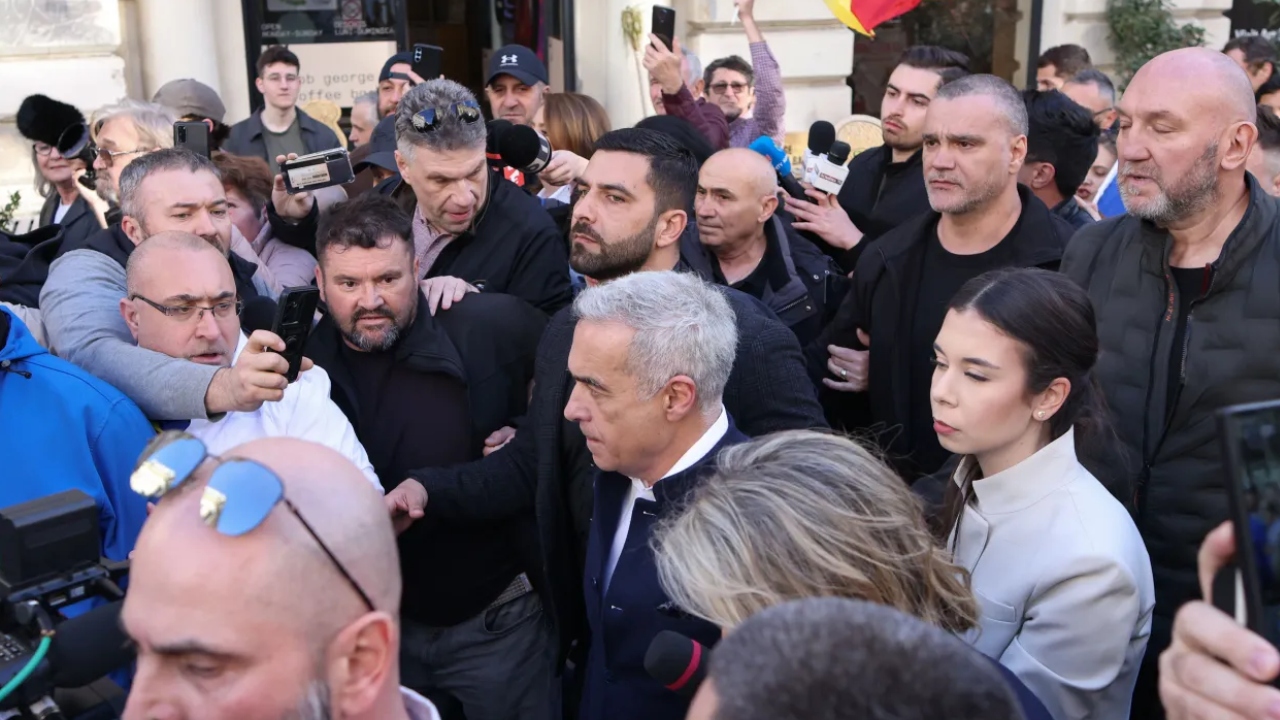 Echipa de bodyguarzi ai lui Călin Georgescu, redusă drastic după arestare Echipa de securitate, estimată la aproximativ 12 bodyguarzi, care îl însoțea constant pe Călin Georgescu, a fost redusă la doar trei agenți după arestarea politicianului și instituirea sechestrului asupra unor sume de bani din conturile sale