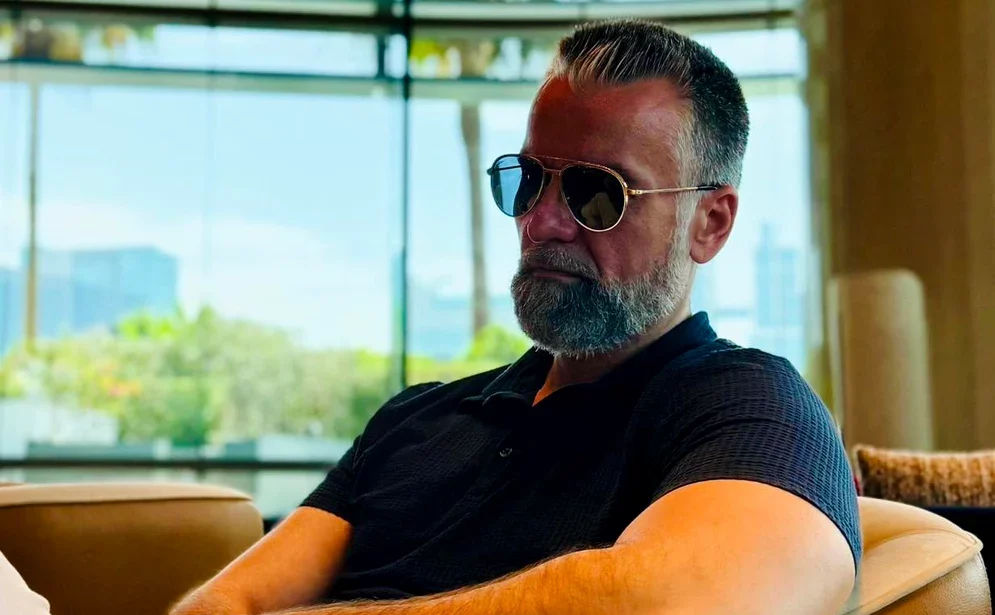 Influencerul Cezar Ionașcu intră în politică Fost avocat și cunoscut pentru aparițiile sale controversate în mediul online, Cezar Ionașcu se lansează în viața politică