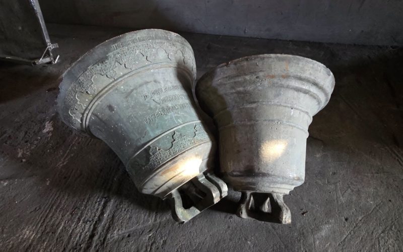 Clopote și obiecte de cult, descoperite printre gunoaie. Sesizare penală la Sintești