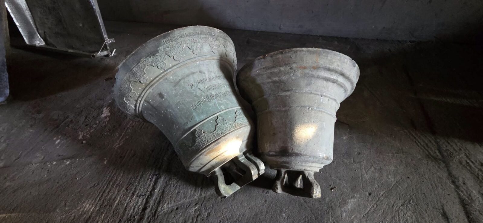 Clopote și obiecte de cult, descoperite printre gunoaie. Sesizare penală la Sintești