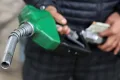 Guvernul prelungește reducerea accizei la combustibil cu trei luni Guvernul României a adoptat, vineri, o hotărâre prin care extinde pentru încă trei luni măsurile de criză pe piața combustibililor