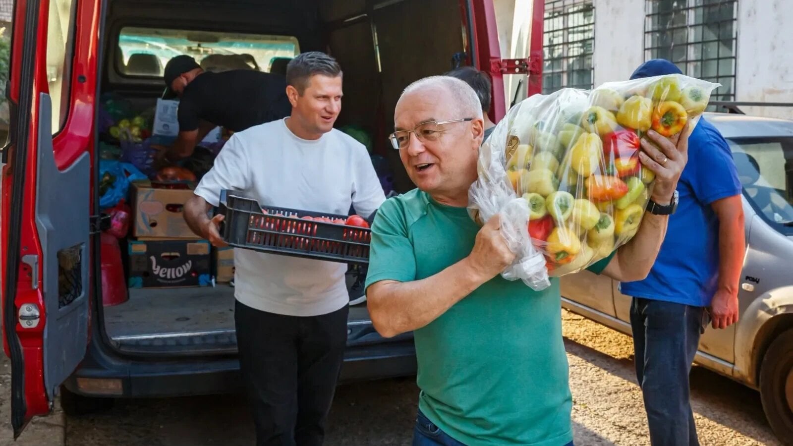 Boc propune teste de cunoștințe pentru muncitorii străini din afara UE Emil Boc, primarul municipiului Cluj-Napoca, a declarat vineri, la o dezbatere organizată de PPE la București, că statul român ar trebui să ia în considerare impunerea unor teste de cunoștințe de bază pentru muncitorii străini proveniți din afara Uniunii Europene