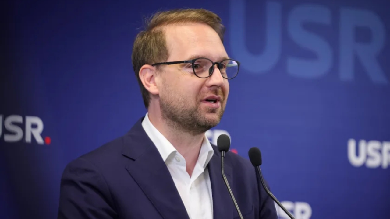 USR cere transparență pe noul program de guvernare Uniunea Salvați România (USR) a reacționat la desemnarea lui Luca Niculescu ca nou premier, declarând că va analiza cu atenție programul de guvernare și componența cabinetului înainte de a lua o decizie privind susținerea acestuia