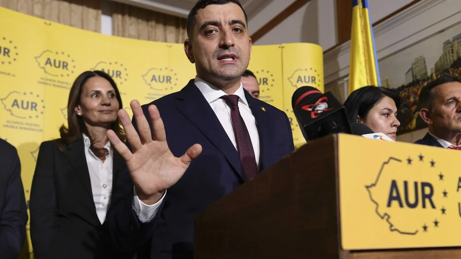 Un plan amplu de destructurare a partidului AUR, vizând slăbirea autorității liderului George Simion și provocarea unei implozii interne, ar fi în curs de desfășurare