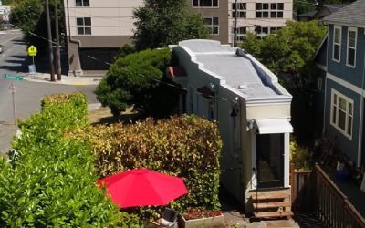 O casă de doar 1,4 metri lățime, ridicată din răzbunare în Seattle O locuință neobișnuită din orașul american Seattle, cu o lățime minimă de puțin peste 1,4 metri, a devenit o atracție arhitecturală și imobiliară