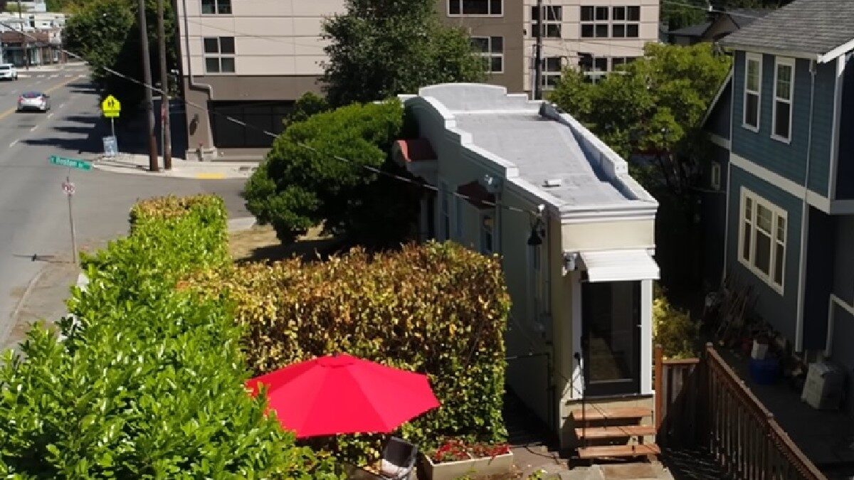 O casă de doar 1,4 metri lățime, ridicată din răzbunare în Seattle O locuință neobișnuită din orașul american Seattle, cu o lățime minimă de puțin peste 1,4 metri, a devenit o atracție arhitecturală și imobiliară