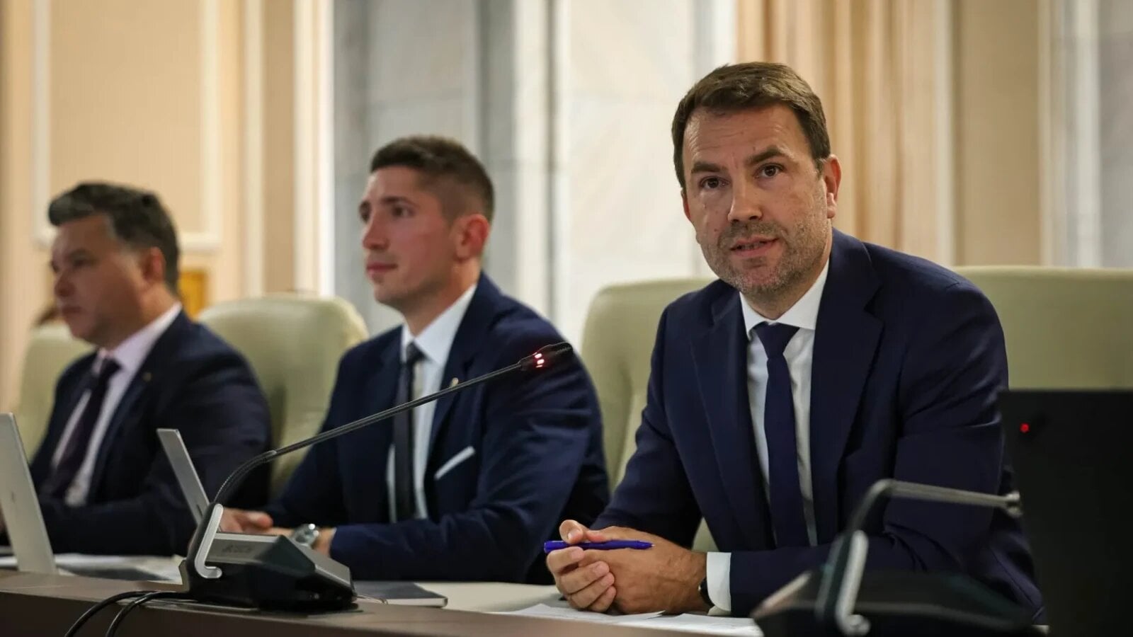 Revolta la Ministerul Transporturilor împotriva directorului CNAIR: Se pregătește ordinul de ministru care îi va amputa puterile Compania Națională de Administrare a Infrastructurii Rutiere (CNAIR) a anunțat închiderea circulației pe Autostrada A1, între Sibiu și Boița, începând de luni, pentru continuarea lucrărilor la lotul 2 al Autostrăzii Sibiu-Pitești