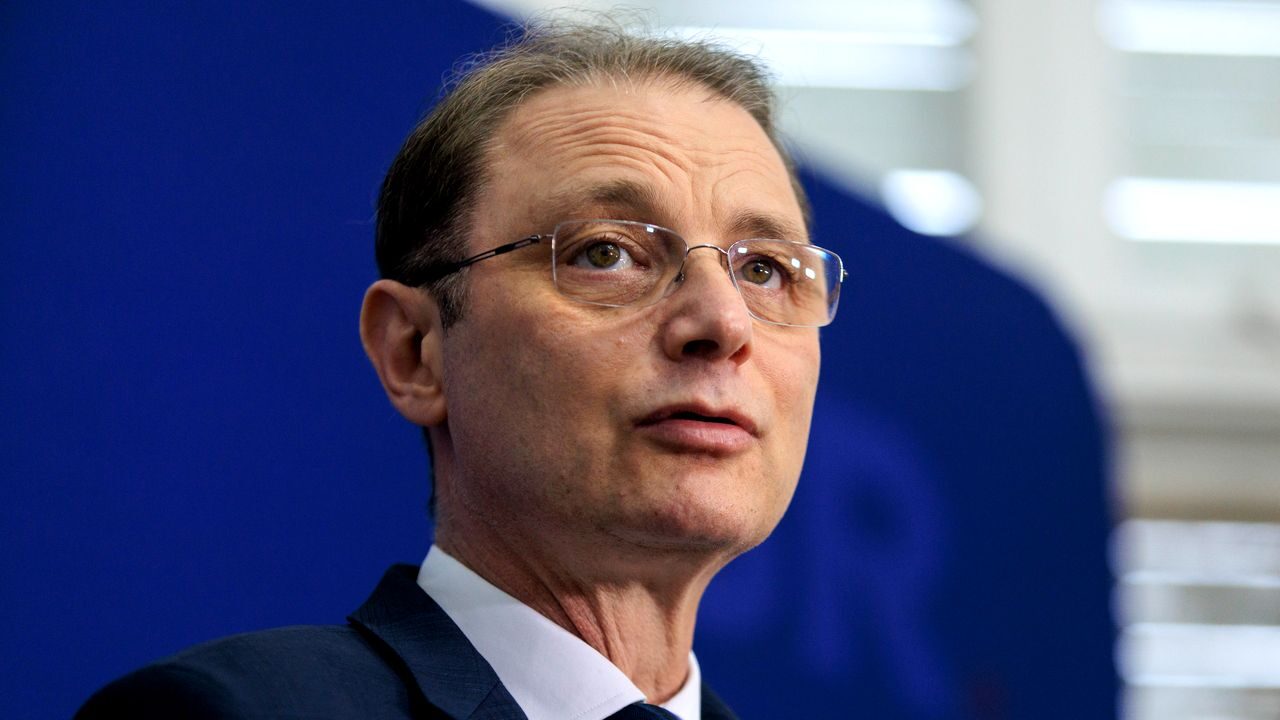 Premierul desemnat LUCA NICULESCU a anunțat depunerea programului de guvernare și a listei de miniștri în Parlament, subliniind că propunerea sa vizează o „formulă mai puțin obișnuită” în peisajul politic românesc, dar considerată necesară în contextul actual