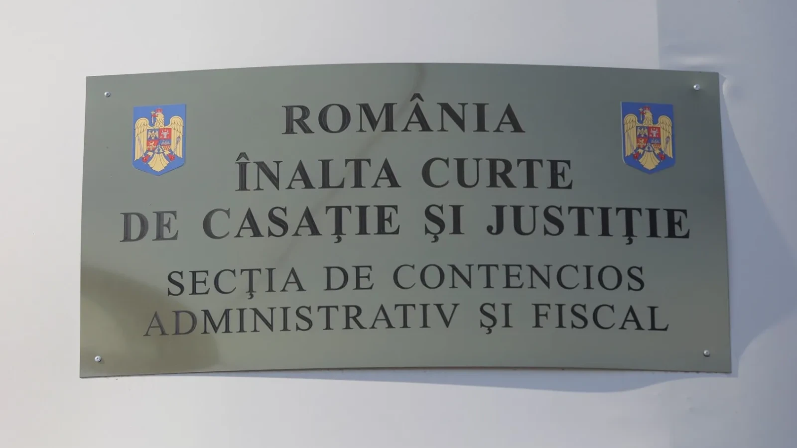 Guvernul, în exercițiul mandatului suspendat, a suferit o serie de înfrângeri judiciare, pierzând toate recursurile soluționate la Înalta Curte de Casație și Justiție în privința hotărârilor adoptate după retragerea moțiunii de cenzură