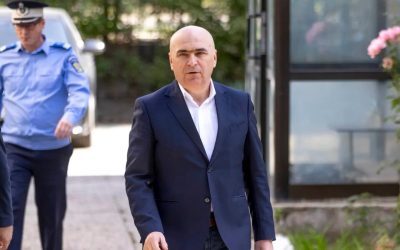 PSD Iași atacă după audierea lui Ilie BOLOSAN: „Oficial, e martor într-o afacere urât mirositoare cu șpăgi de sute de mii de euro” Liderul PSD Iași, Bogdan COJOCARU, a reacționat vehement după ce premierul demis Ilie BOLOSAN a fost audiat ca martor la Direcția Națională Anticorupție (DNA) Iași, în dosarul omului de afaceri Fănel BOGOȘ