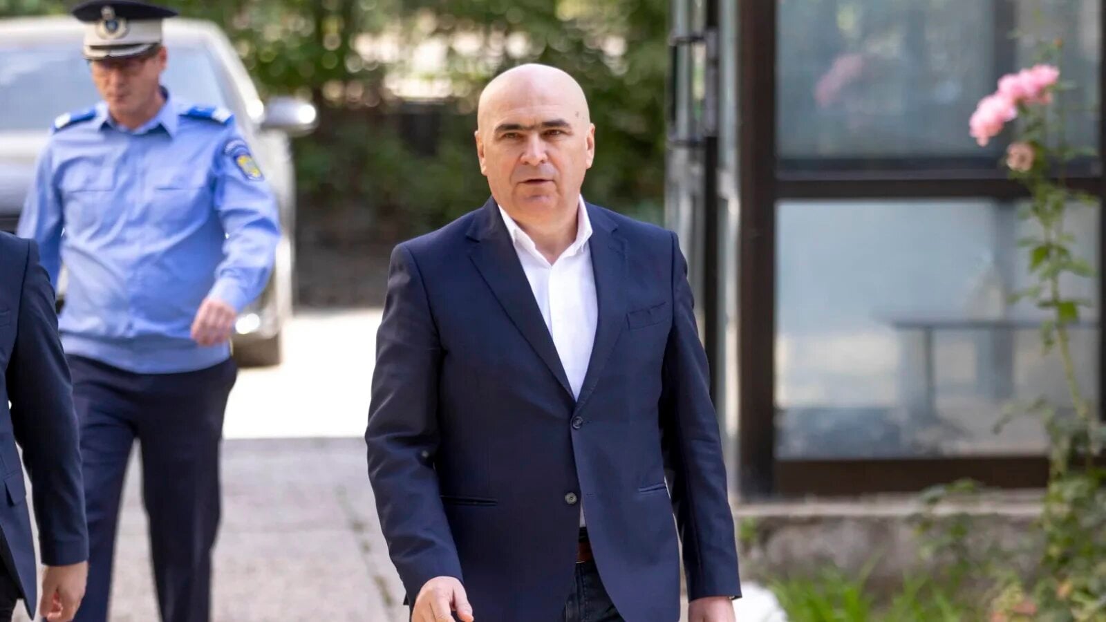 PSD Iași atacă după audierea lui Ilie BOLOSAN: „Oficial, e martor într-o afacere urât mirositoare cu șpăgi de sute de mii de euro” Liderul PSD Iași, Bogdan COJOCARU, a reacționat vehement după ce premierul demis Ilie BOLOSAN a fost audiat ca martor la Direcția Națională Anticorupție (DNA) Iași, în dosarul omului de afaceri Fănel BOGOȘ