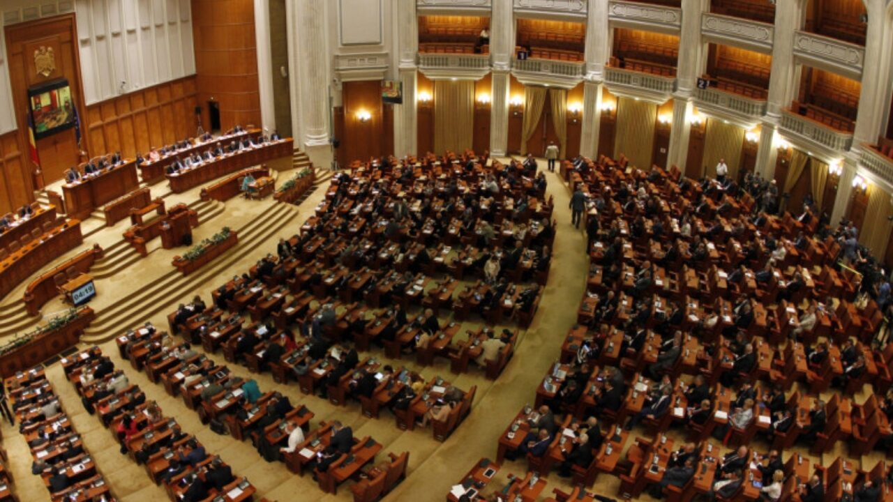 Amenințarea alegerilor anticipate, un spectacol politic cu mize marinnAmenințarea cu alegeri anticipate provoacă tremurici în rândul multor parlamentari, punând în pericol carierele politice
