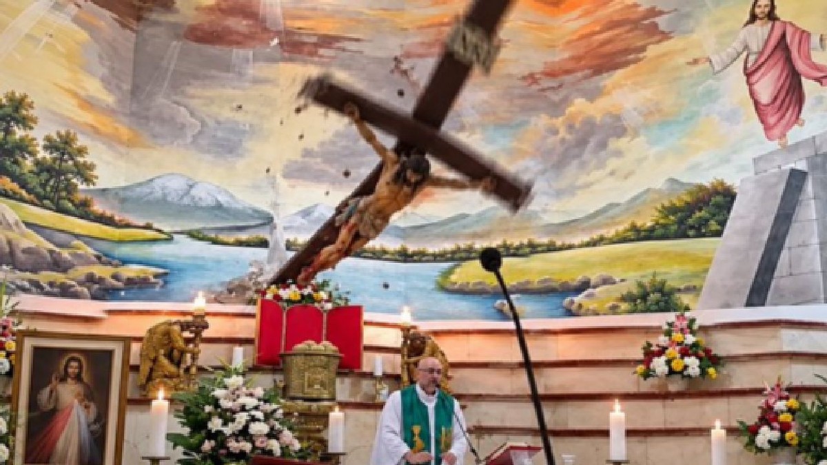 Tragedie în Ecuador: Preot, strivit de o cruce în timpul slujbei Un incident cumplit a avut loc în biserica Perpétuo Socorro din Guayaquil, Ecuador, unde părintele Patricio Alfredo Sánchez Molinari și-a pierdut viața într-un mod tragic, în timp ce oficia o slujbă