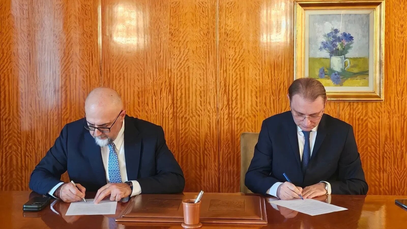 Kelemen Hunor, președintele UDMR, a declarat că reprezentanții Uniunii din structurile guvernamentale își păstrează, pentru moment, funcțiile