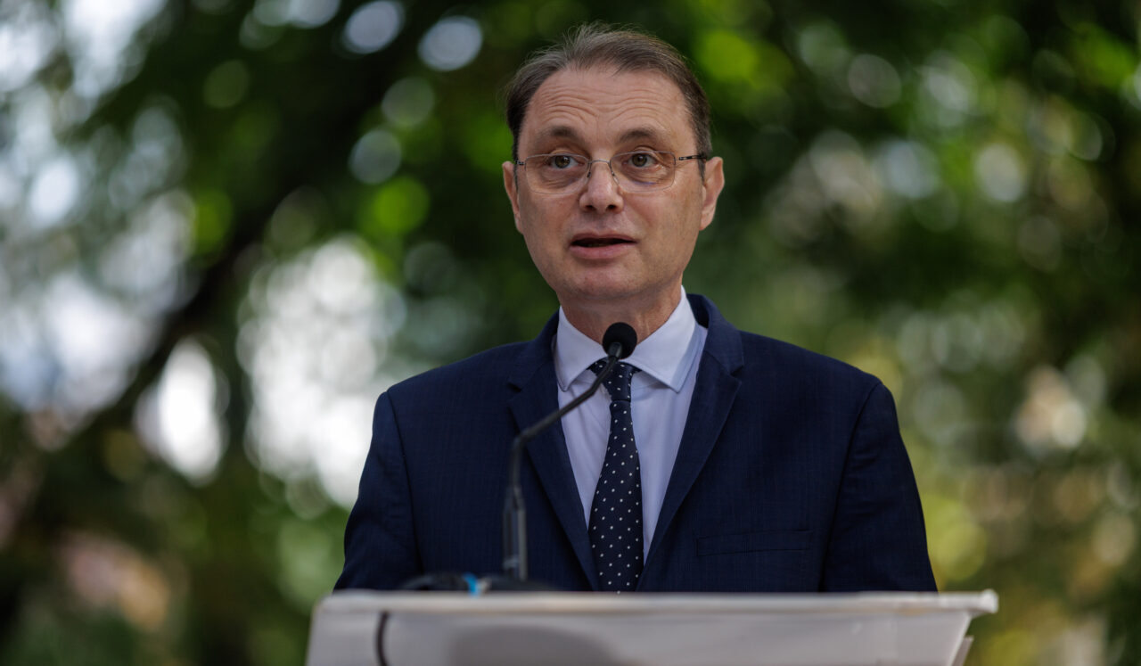 Premierul desemnat, Luca Niculescu, se află în ultimele zile de negocieri pentru formarea noului Guvern, având termen limită joi, 15 octombrie, pentru depunerea programului de guvernare și a listei de miniștri la Parlament