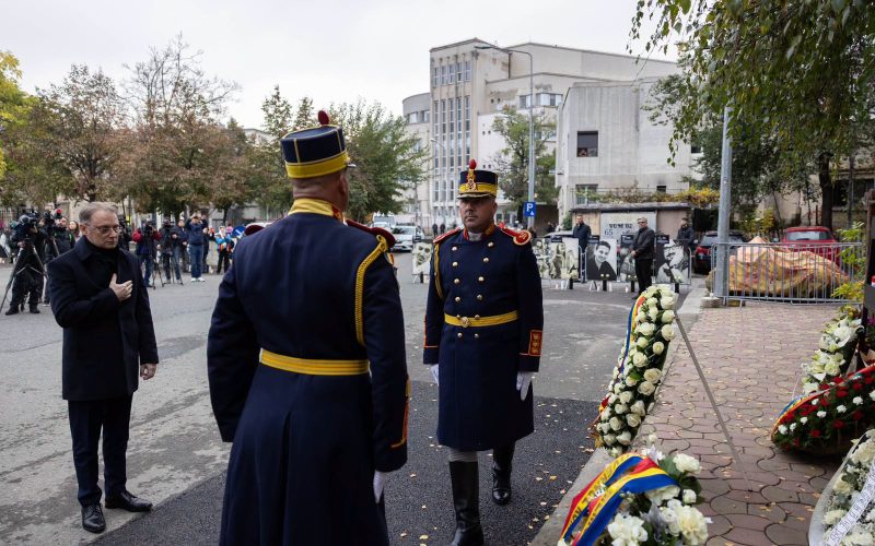 Premierul Luca Niculescu a participat vineri, 30 octombrie, la ceremonia de comemorare a victimelor incendiului din clubul Colectiv, desfășurată în Piața Bucur din Capitală