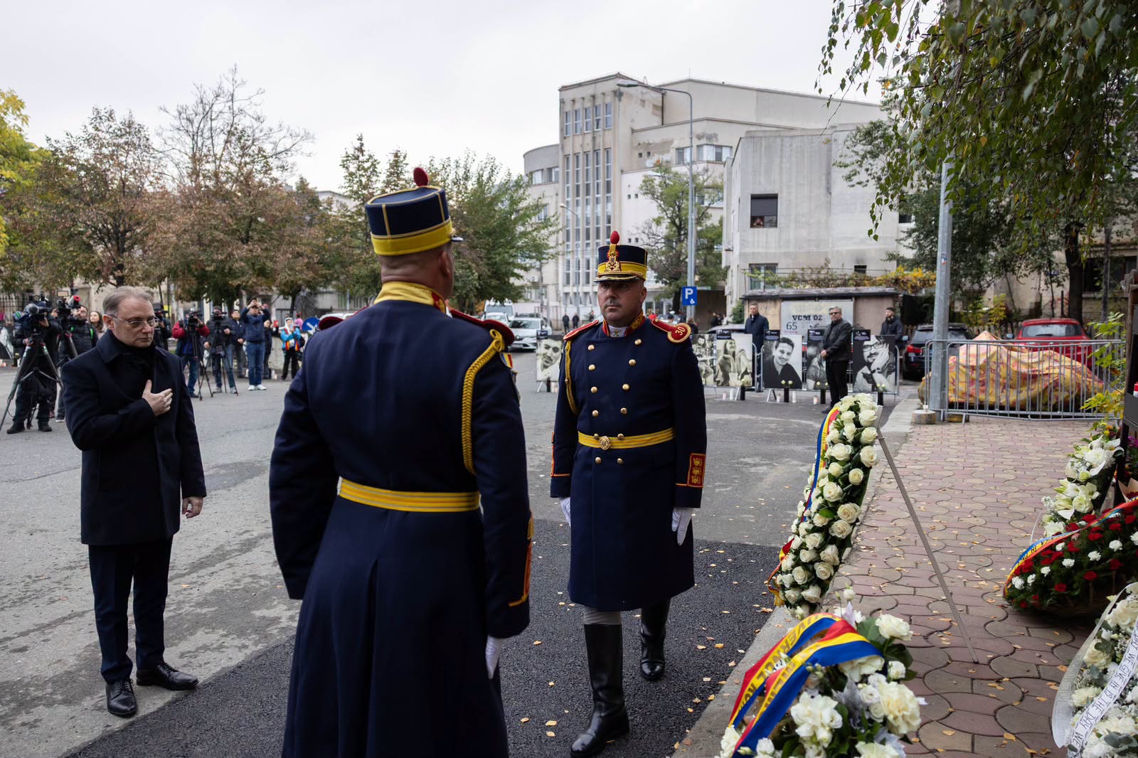 Premierul Luca Niculescu a participat vineri, 30 octombrie, la ceremonia de comemorare a victimelor incendiului din clubul Colectiv, desfășurată în Piața Bucur din Capitală