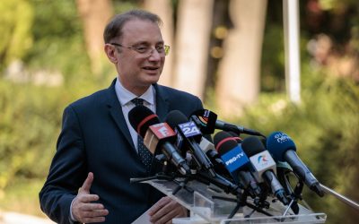 Audierile miniștrilor continuă în Parlament, votul de învestitură pentru Guvernul Niculescu, programat pentru după-amiază Audierile miniștrilor propuși în Guvernul condus de Luca Niculescu intră marți, 20 octombrie, în faza finală, cu prezentarea a încă cinci candidați în fața comisiilor de specialitate ale Parlamentului