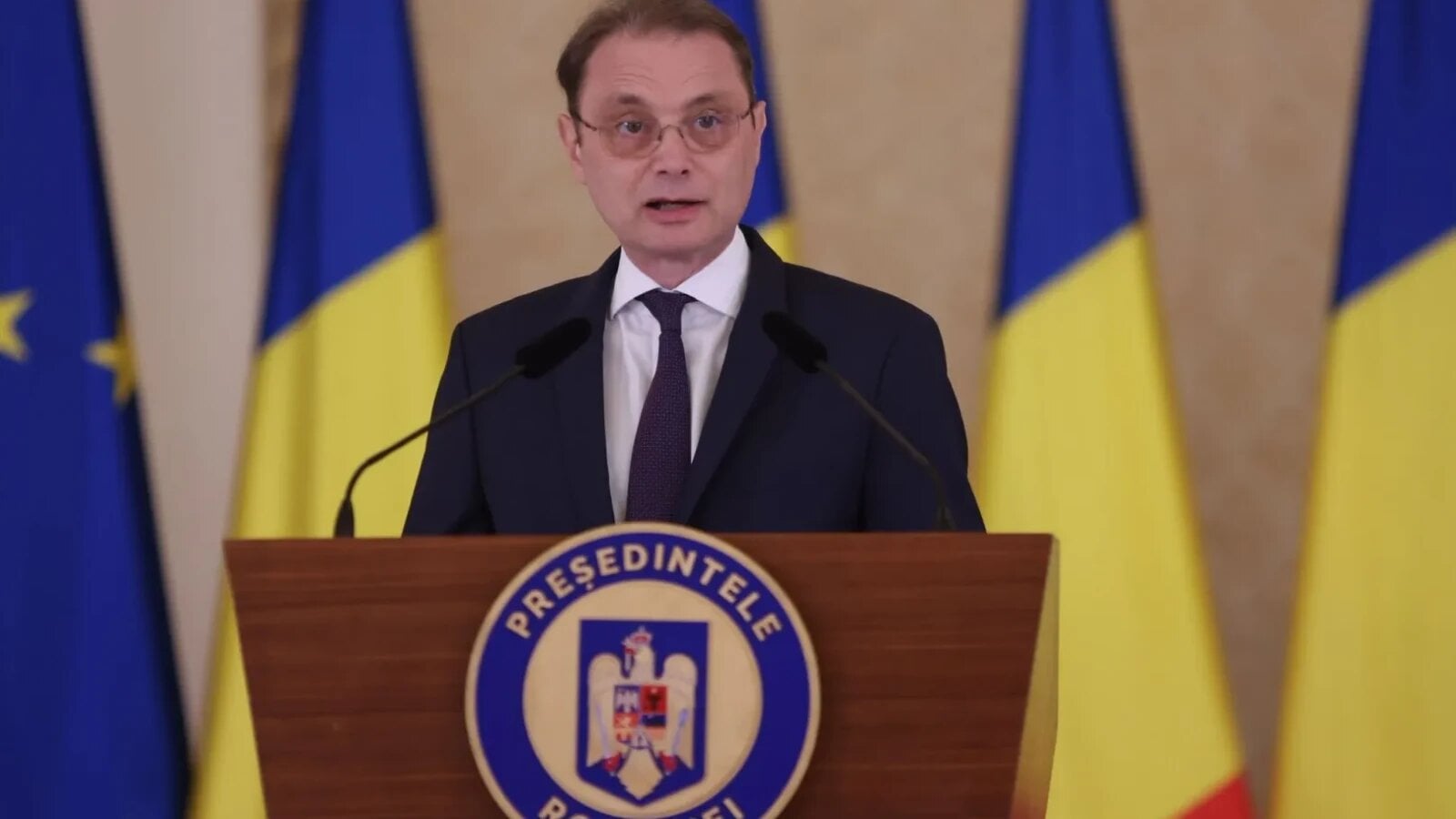 Premierul desemnat, Luca NICULESCU, a declarat luni seara că poartă discuții zilnice cu liderii partidelor pentru formarea unei majorități parlamentare și speră să găsească o soluție pentru viitorul Guvern până joi