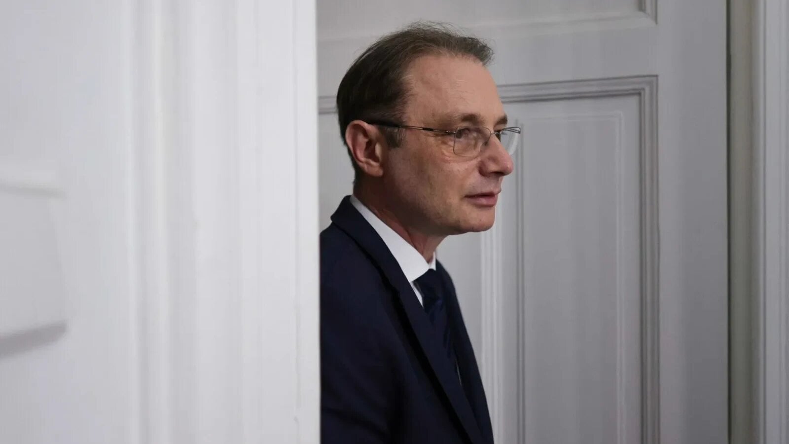 Petrișor Peiu atacă Guvernul Bolojan: Fratele lui Luca Niculescu, numit Director Tehnic la CFR Călători, deși experiența sa este în amenajări de restaurante Senatorul AUR, Petrișor Peiu, critică vehement deciziile Guvernului Ilie Bolojan în ceea ce privește numirile la companiile de stat