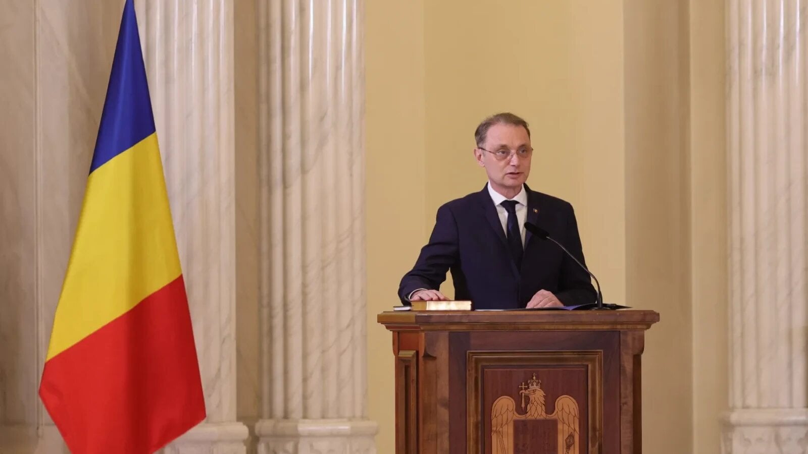 Luca Niculescu a preluat funcția de al 73-lea prim-ministru din istoria României, funcție apărută în februarie 1862 odată cu formarea primului guvern unic al Principatelor Unite