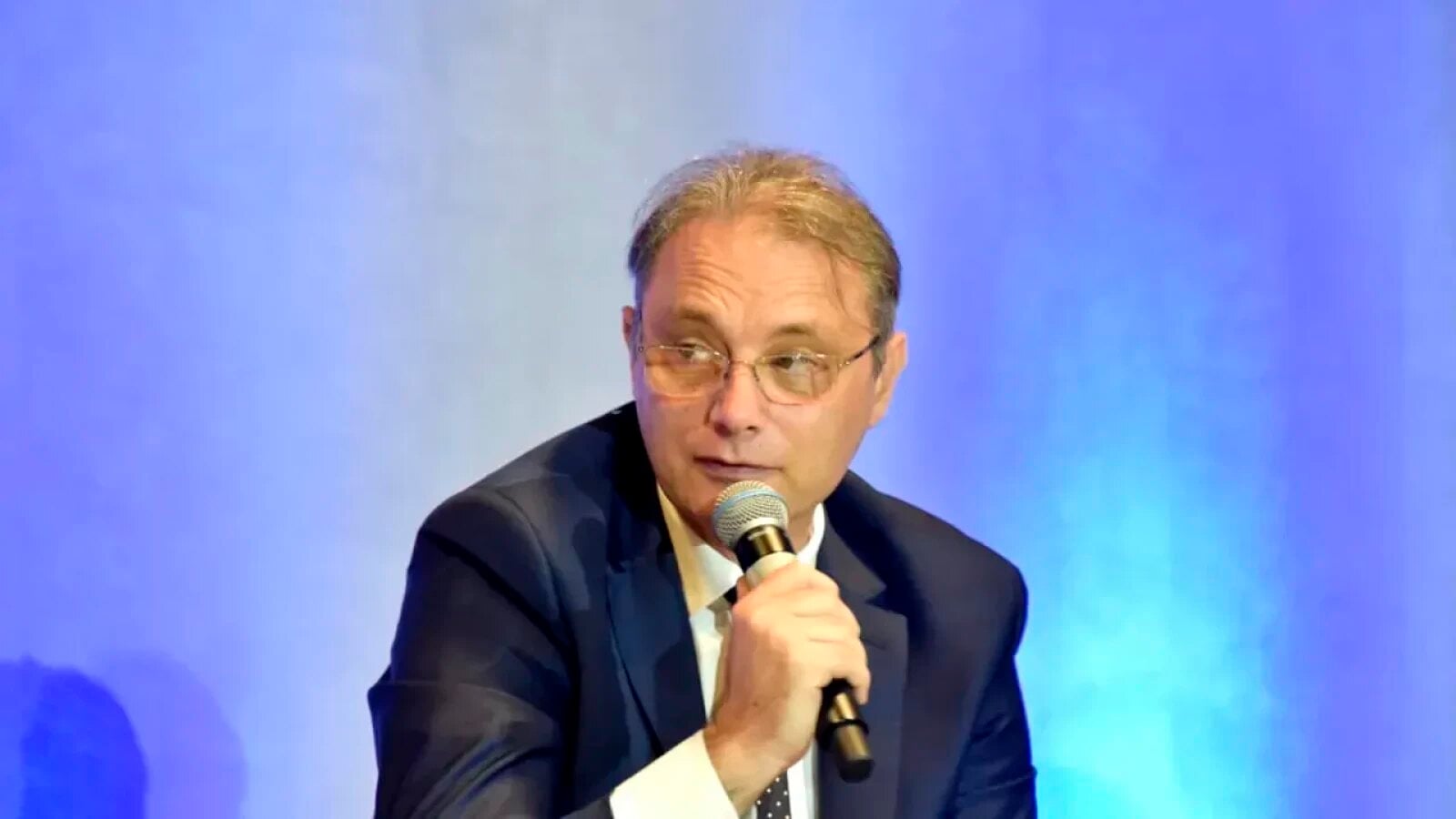LUCA NICULESCU, PROVOCAREA UNUI PREMIER PROVIZORIU: DE LA ORIGINI MODESTE LA ISTORIE FAMILIALĂ CU REPERCUSIUNI ÎN BUCUREȘTIUL DE ODINIOARĂ Luca Niculescu, propus de primarul general al Capitalei, Nicușor Dan, pentru funcția de premier în cabinetul propus, deține o poveste personală și familială profund legată de istoria Bucureștiului de dinaintea comunismului