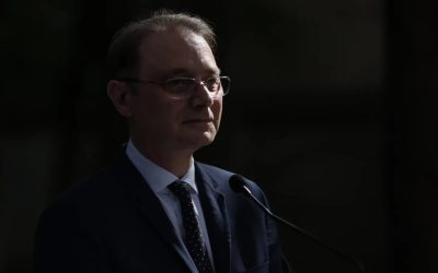 Premierul desemnat Luca Niculescu prezintă marți, 14:00, Guvernul în fața plenului reunit al Parlamentului pentru votul de învestire.nNoul Executiv, format din 11 miniștri PSD și 7 independenți, plus premierul Luca Niculescu, tot independent, se bazează pe o susținere parlamentară estimată la aproximativ 280 de voturi, conform datelor Realitatea Plus.nPentru a obține învestirea, sunt necesare 233 de voturi
